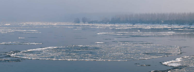 冰漂浮在河里。冰分手