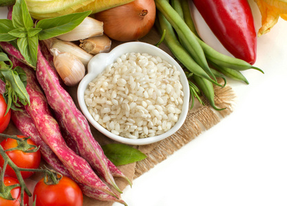 白中新鲜的蔬菜和一碗米饭