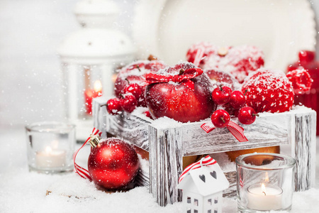 圣诞节作文与红苹果，球，肉桂，雪和