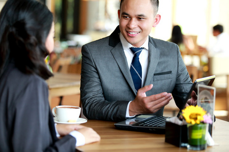 两个亚洲业务图片-两个亚洲业务素材-两个亚洲业务插画-摄图新视界