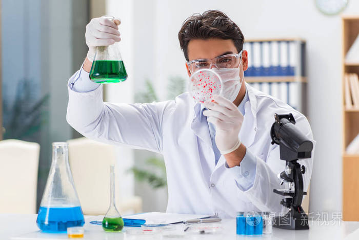 男医生疫苗的研究实验室中的工作