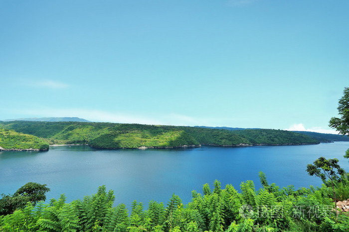 美丽的景色,蓝色的大海和绿色的小岛