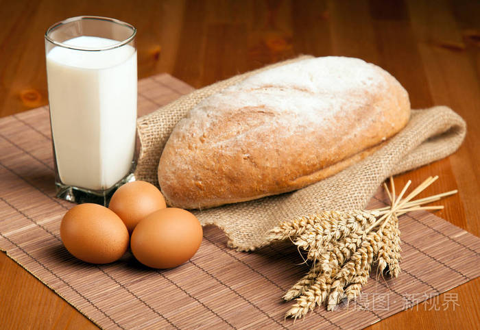 鸡蛋和面包和牛奶杯