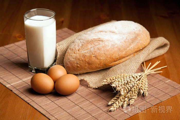 鸡蛋和面包和牛奶杯