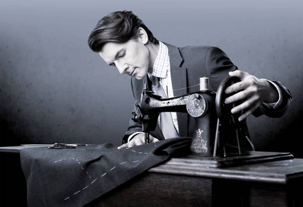 自信的小裁缝缝制衣服照片