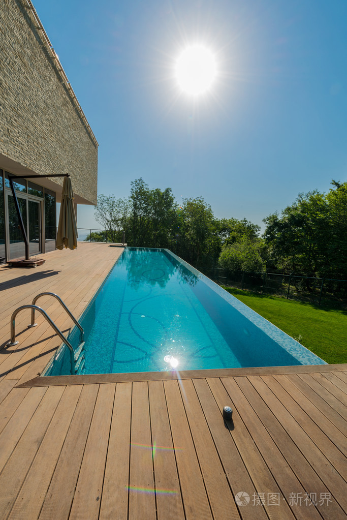 在灿烂的夏日泳池