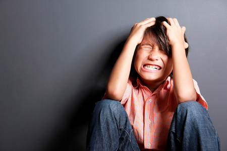 小男孩坐在和心情郁闷照片