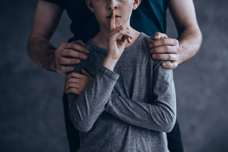 沉默,受虐男孩的姿态照片