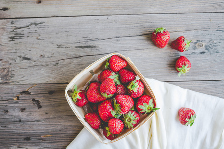 在一个盒子 夏季莓 选择性聚焦新鲜草莓