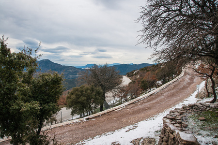 在附近安居的山区冬季景观