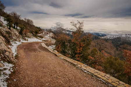 在附近安居的山区冬季景观