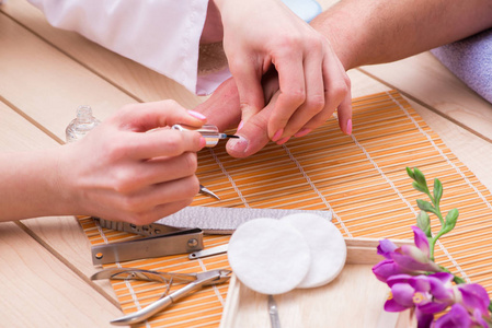 修指甲的男人男人的手修指甲概念照片