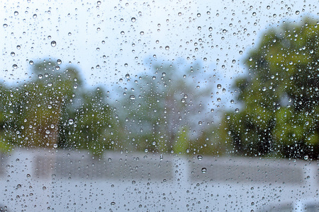 窗外雨滴图片