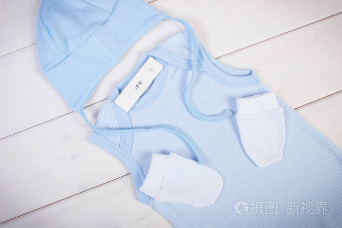 妊娠试验阳性结果与新生儿 概念的期待婴儿服装照片 正版商用图片0dadjh 摄图新视界