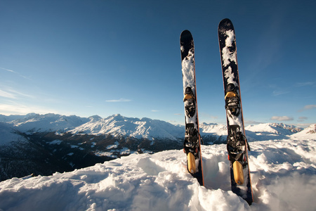 滑雪板在山区雪