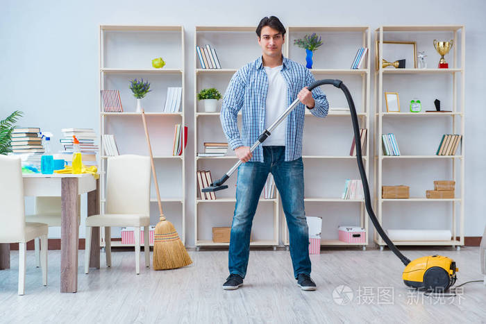 在家打扫卫生的男人