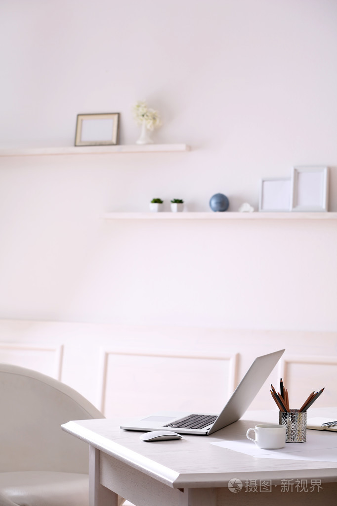 工作场所与笔记本电脑在房间里