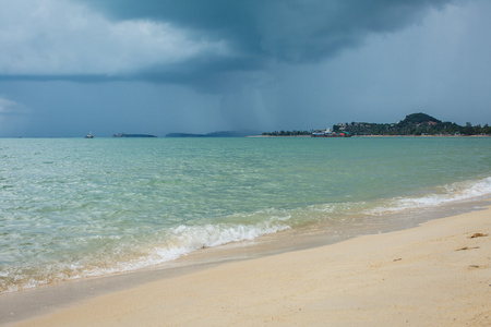 在海下大雨前