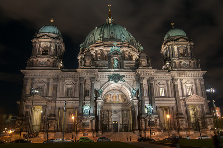 在晚上的柏林大教堂