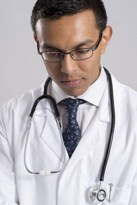 一位医生用听诊器周围均匀的特写肖像