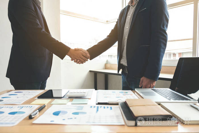 两个商人握手期间一次会议，签署协议，成为一个商业合作伙伴 企业 公司，自信，成功处理，他们的公司之间的合同