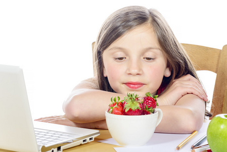 一个漂亮的小女孩吃草莓
