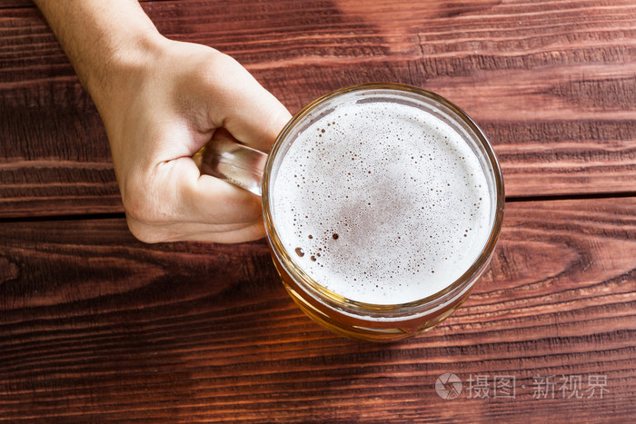 与啤酒杯子的手