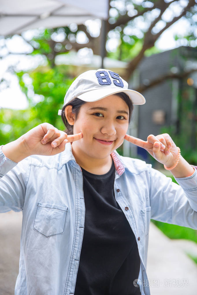 肖像可爱年轻无辜亚洲青少年微笑快乐表达良好健康牙齿照片-正版商用