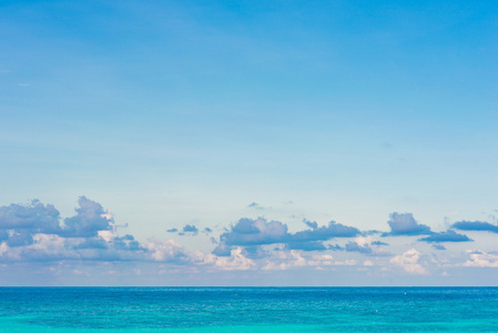 天空与大海上空的云美丽的海景