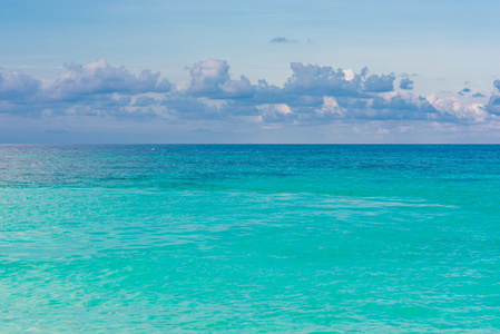 天空与大海上空的云美丽的海景