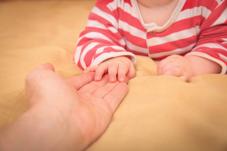 家人的照顾和支持母亲拿小宝宝的手