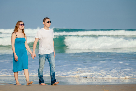 爱夫妇站在海滩上在白天的时间