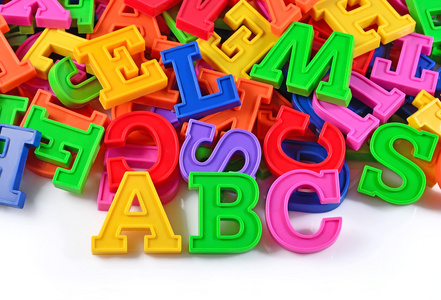 塑料彩色的字母表字母 abc