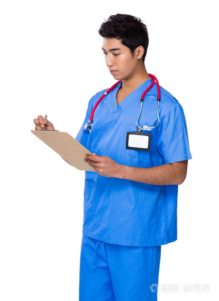 亚洲英俊的医生在蓝色制服