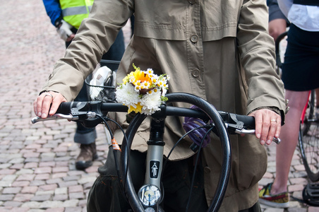在自行车上的篮子里的装饰花