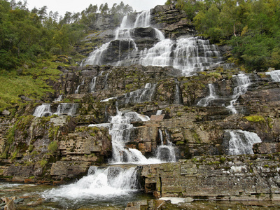 瀑布 Tvindefossen，挪威