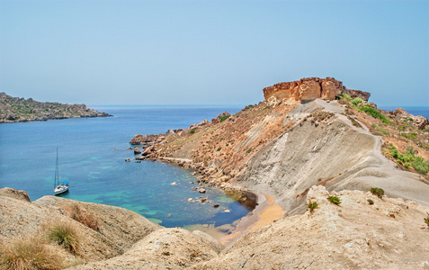 马耳他海岸常绿草原，Plaz Gnajn Tuffiena 湾 Melliena