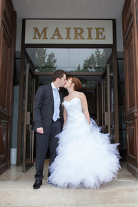 美丽的婚礼情侣在爱在市政厅前