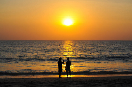 美丽的日落，在安达曼海与轮廓的人在一起