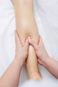 女性享受放松腿部按摩在美容 spa 中心有魅力的女人享受豪华美容院