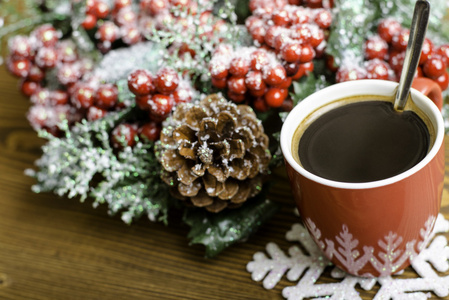 杯咖啡 雪花和圣诞花环与松果