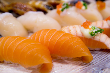 特写三文鱼寿司日本料理
