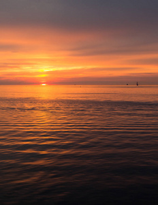 美丽的夕阳的天空在波罗的海