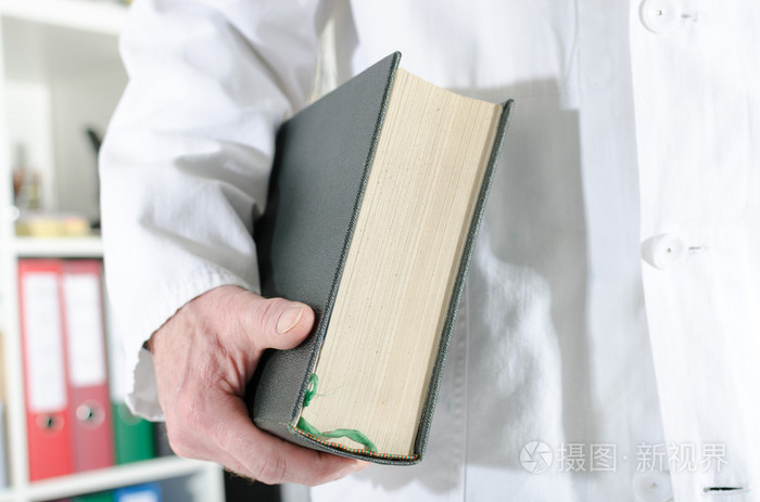 医生抱着一本医学书