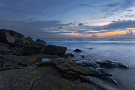 在美丽的夕阳的热带海滩