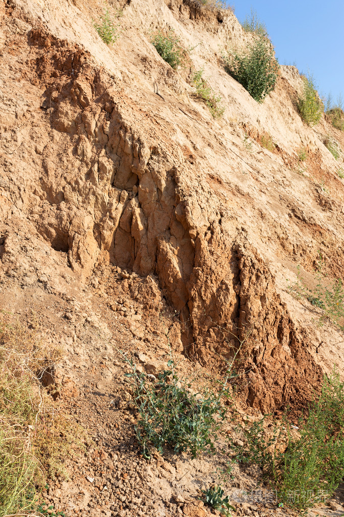 海岸湿沙土塌陷