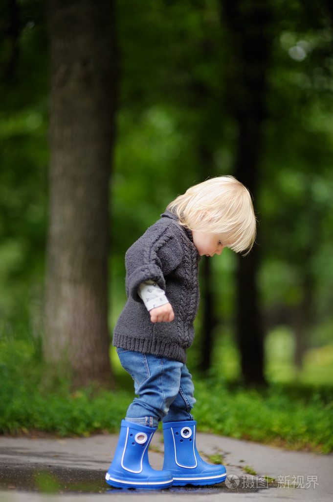 在秋日里玩的小孩照片-正版商用图片0db471-摄图新视界