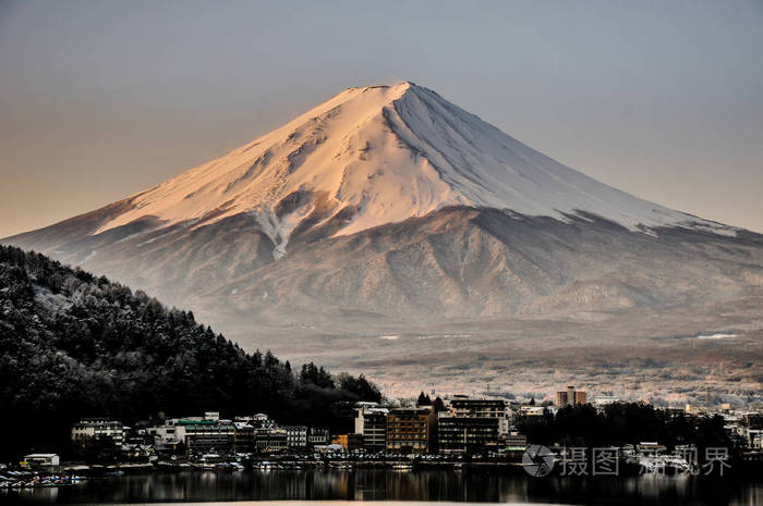 富士山秋季在河口湖雪山, 富士山是著名的日本山, 旅游人士称富士山为