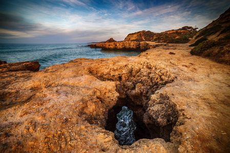 阿尔加维，葡萄牙 岩石在阿尔布费拉海岸