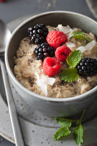 覆盆子黑莓健康的早餐麦片粥图片